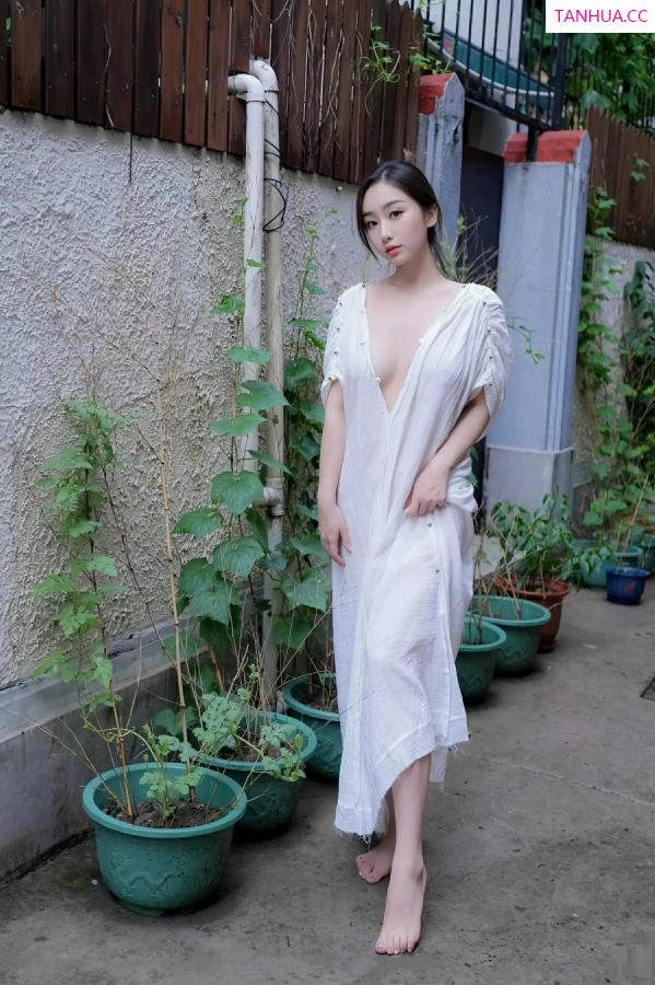   [XiuRen]高清写真图 2025.07.31 No.10603 楠芝 白色长袍第15张图片